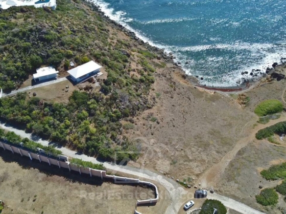 Land for sale in Guana Bay This listing offers a rare opportunity to purchase a large plot of land for sale in Sint Maarten, located in the exclusive and private residential